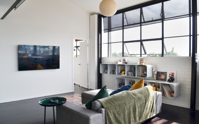 Stylish 2 Bedroom Loft Apartment With Parking