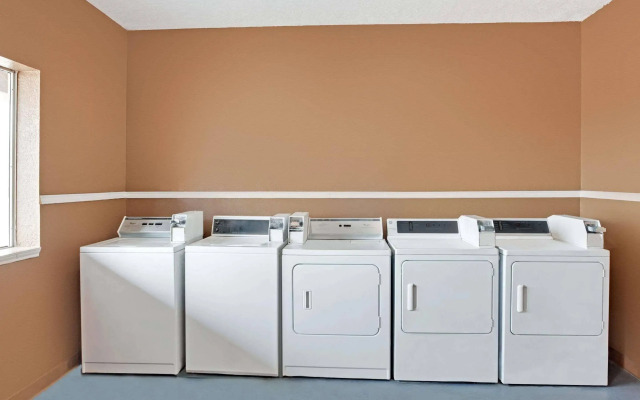 Red Roof Inn Plus+ Galveston - Beachfront