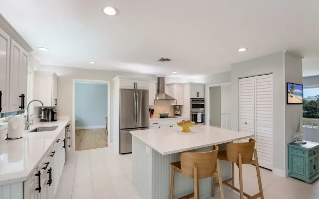 Veselka 4 Bedroom Home by Redawning