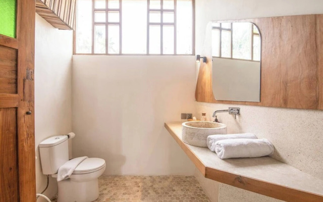 Modern 2-br Art Deco Villa, 800m From the Beach