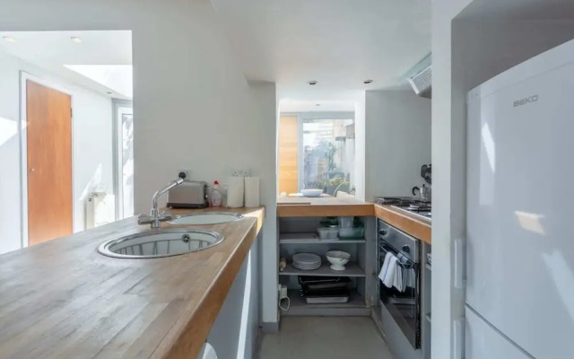 Fantastic and Bright 1 Bedroom Garden Flat