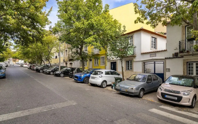 Urban Escape: 1-Br W/Mezzanine Near Campo Ourique