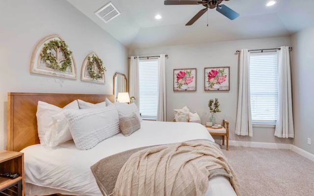 Lakefront Granbury Retreat w/ Patio & Fire Pit