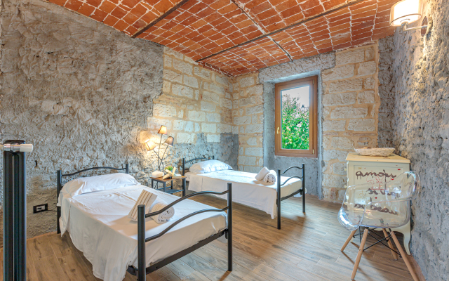 Cascina Liebe with sauna among vineyards