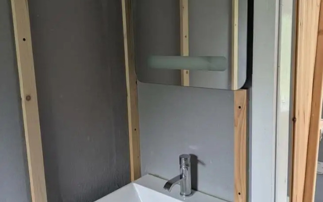 Tranquil Cabin Retreat- Sleeps 2, Parking