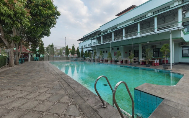 Ayong Linggarjati Kuningan Mitra RedDoorz