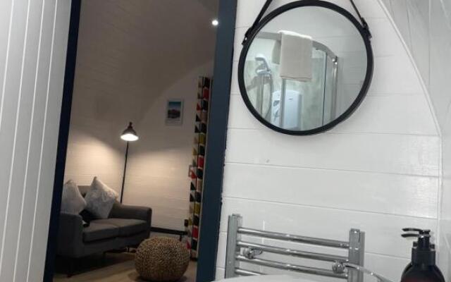 Apex Studio Pod & Jacuzzi Bath