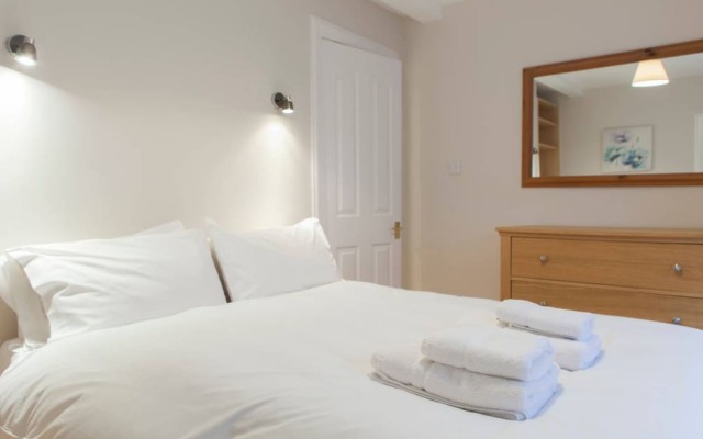 2 Bedroom Flat In West End