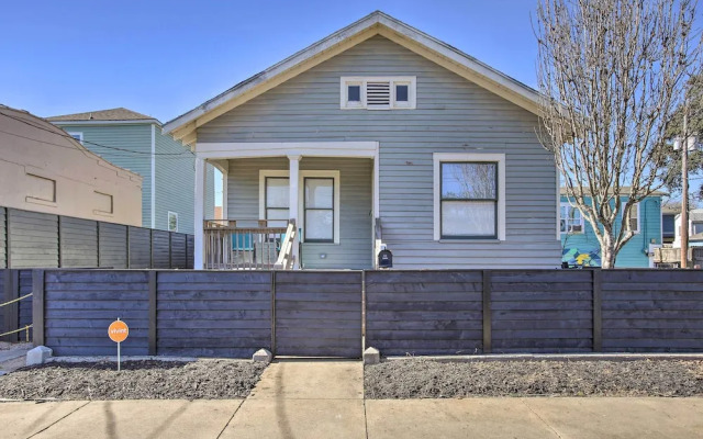 < 2 Mi to Pleasure Pier: Cozy Beach Bungalow