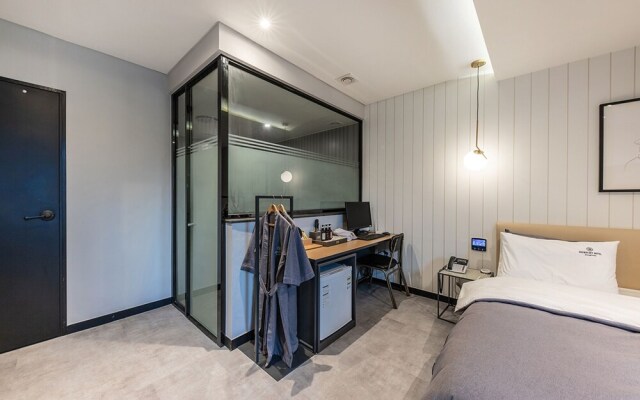 Busan Jeonggwan Brown Dot