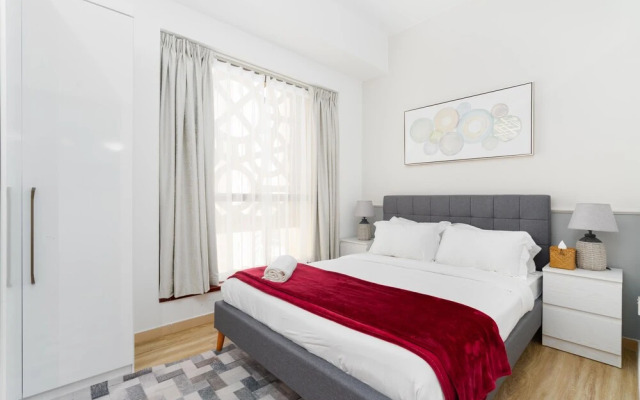 Whitesage - Magnificent Waterfront Apt, Steps From the Beach