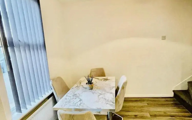 2 Bedroom House in Liverpool With Free Parking