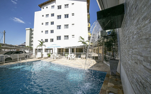 Apto 22E ar condicionado e ventilador, 2 quartos, churrasqueira, elevador e piscina