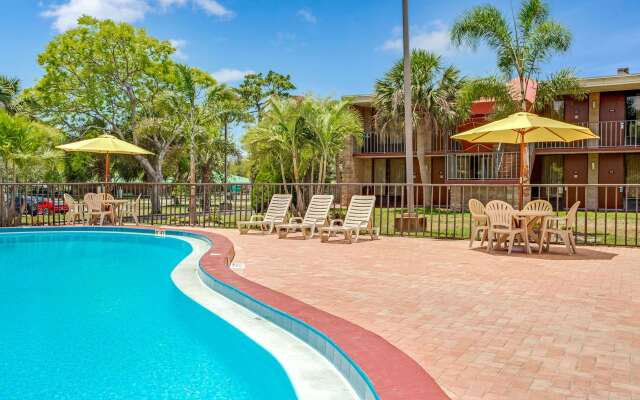 Days Inn by Wyndham Bradenton - Near the Gulf