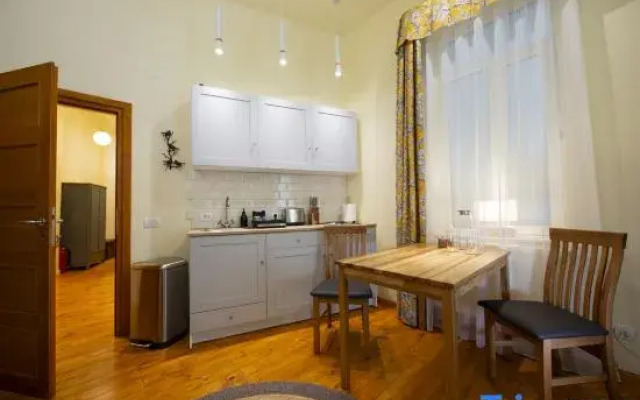 Rainforest Studio Downtown by Pretty Apartments