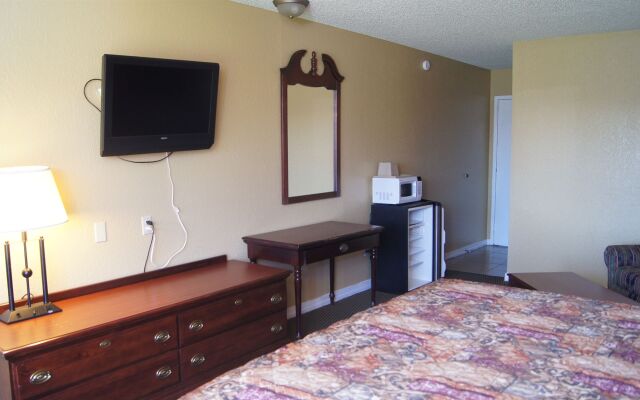 Holiday Lodge & Suites