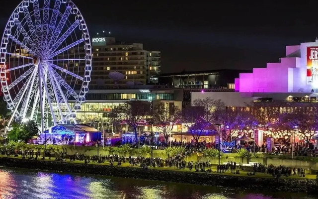 Sky High 2 Bedroom Apartment in Central Brisbane