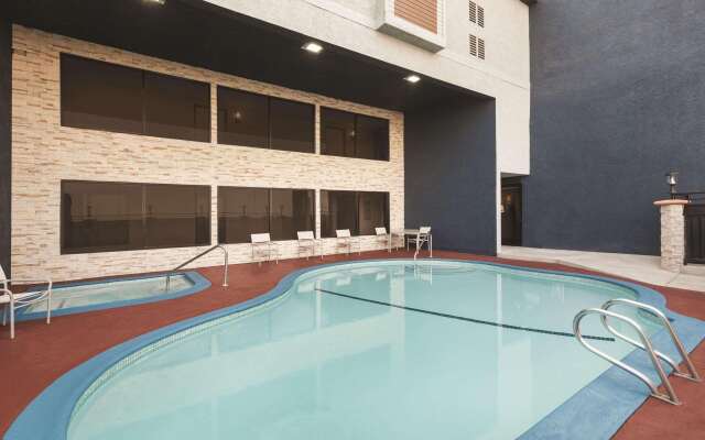 Country Inn & Suites by Radisson, Bakersfield, CA