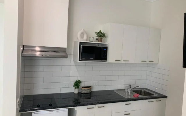 Bendigo King bed Courtyard and Kitchen Motel