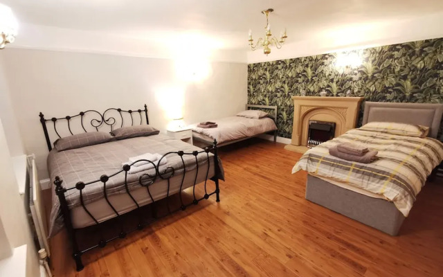 Huge 6-bed Apartment in Darlington Centre