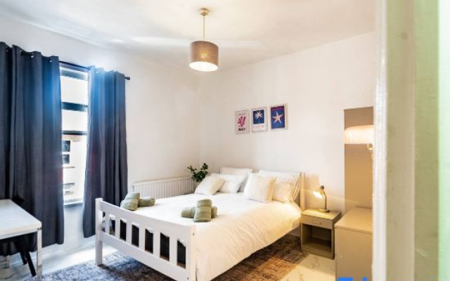Stylish 2BDR 10m to city centre Free parking