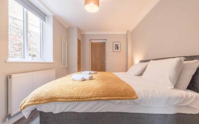 Stylish Apartment 5 Min Walk To Castle & Parking!