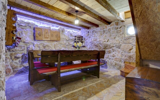 Rustic Stone House Bajeli with Jacuzzi