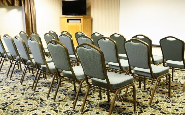 Holiday Inn Express & Suites Delafield by IHG