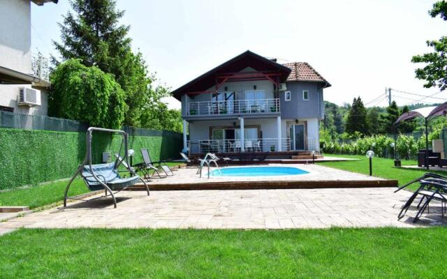 Vila Mila Riverside Apartments