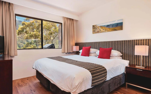 Lantern 1 Bedroom Balcony with car space and mountain view