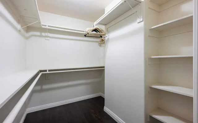 Not Affected by the Fire/spacious Retreat w/ Large Kitchen & Outdoor Patio