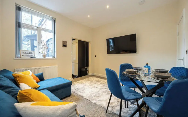 Stunning 3 Bedroom Home in Newcastle-under-lyme With Garden