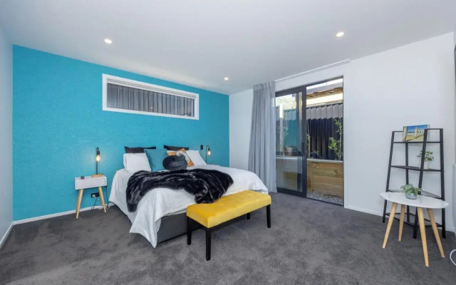Sapphire Delight - 1 Bedroom Private Room