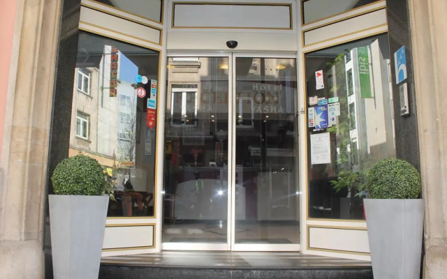 Yasha Hotel