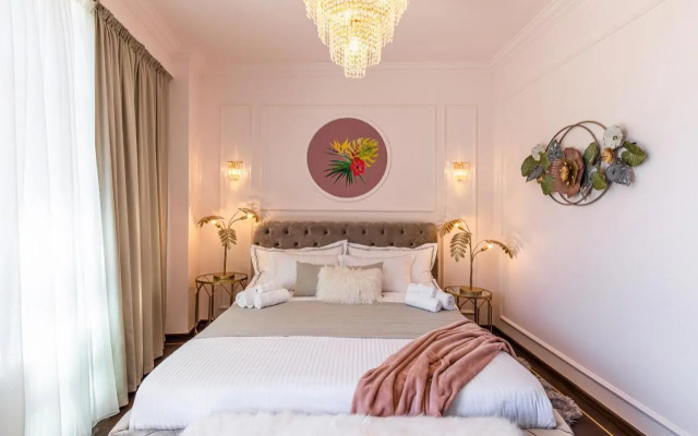 Old Town Luxury Suites with Balcony