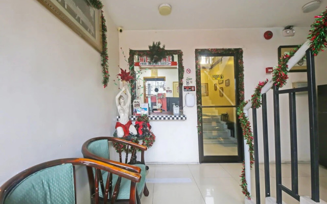 OYO 896 Silverio Suites