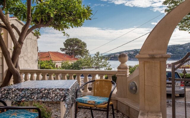 Apartments and rooms Anita