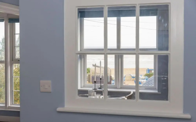 Chic 2-bed Seafront Haven Near Felpham Beach