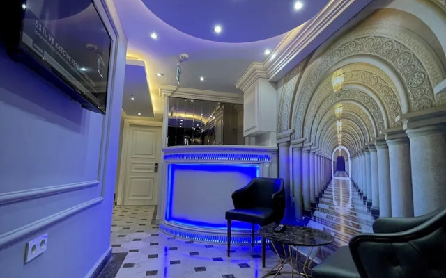 Отель Crowned Hotel