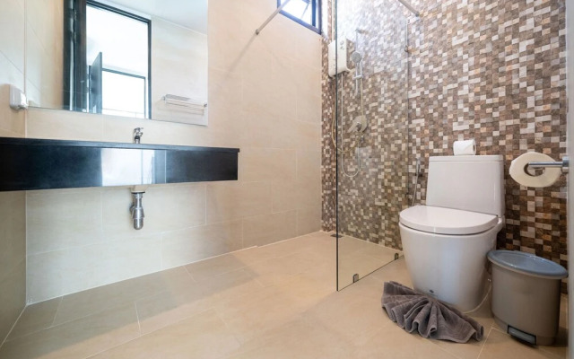 Vibrant Beach Life at Kata Villa UTK4