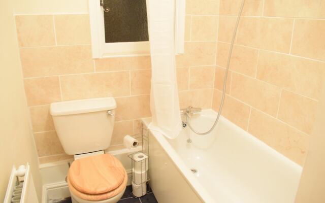 Spacious 3 Bedroom Apartment in South West London