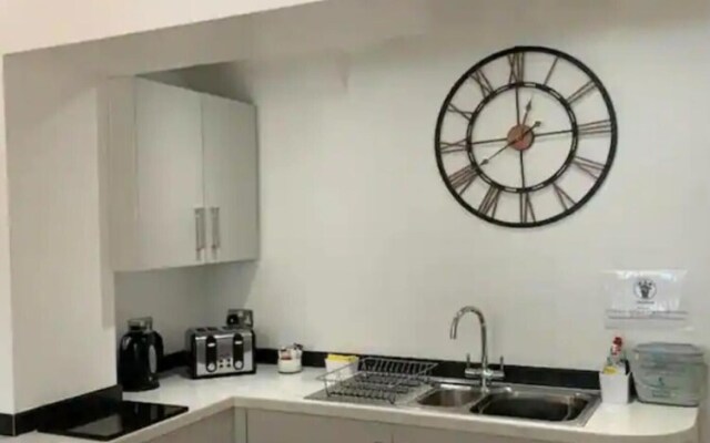 Immaculate 2-bed Apartment in Leigh