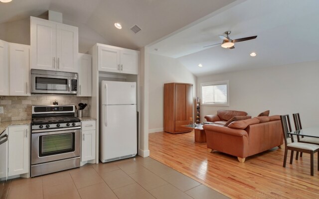 2BR Renovated Austin Coach House by RedAwning