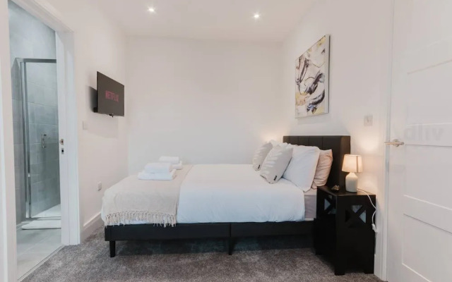 Luxury Seaside Home Parking Sleeps 8 by Adliv