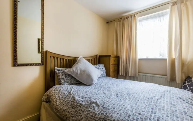 Beautiful 2BR House in Fulham With Private Garden