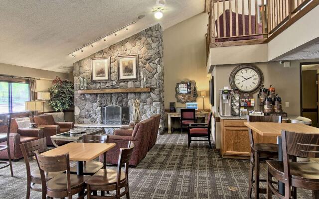 Blossom Hotel & Suites Traverse City