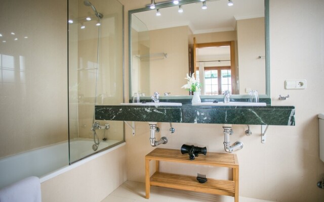 Luxury Villa With Private Heated Pool 15