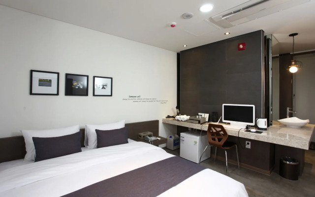 S& Hotel