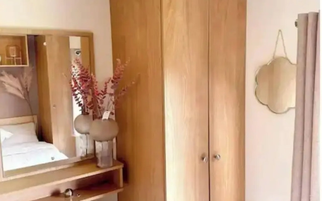 Harwich - Caravan - Sleeps 10 - Garden - Pool