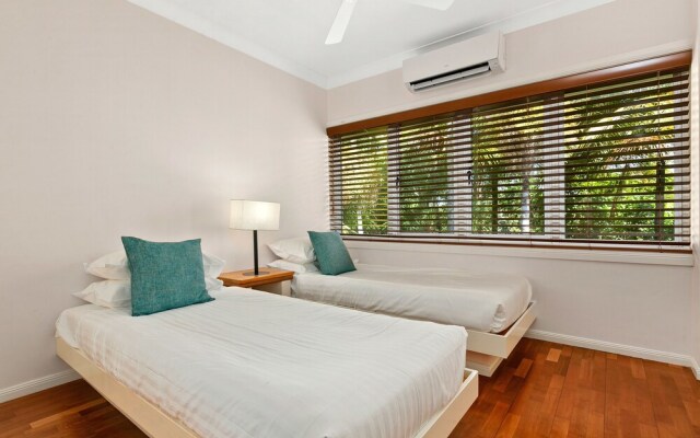 Poolside Apt Absolute Beachfront Resort